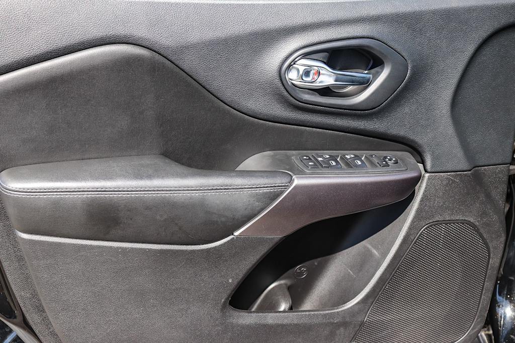 Thumbnail: 2019 Jeep Cherokee - 23