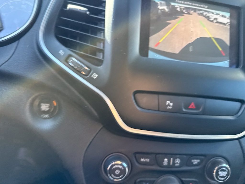 Thumbnail: 2019 Jeep Cherokee - 28