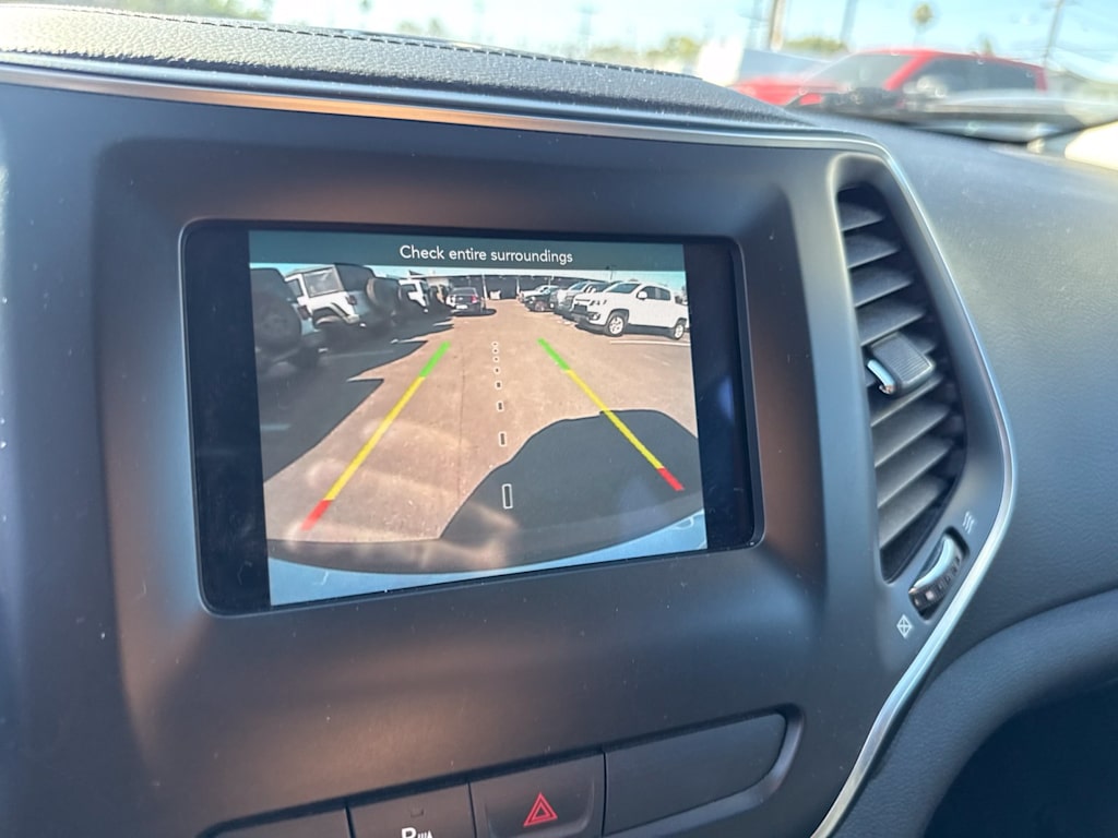 Thumbnail: 2019 Jeep Cherokee - 10