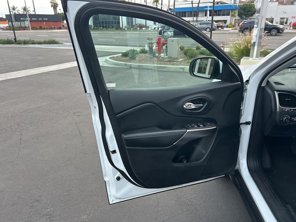 Thumbnail: 2019 Jeep Cherokee - 29