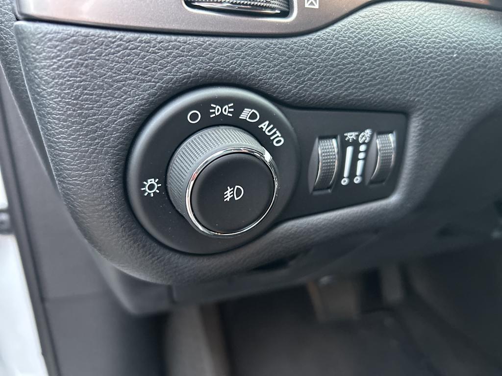 Thumbnail: 2019 Jeep Cherokee - 33