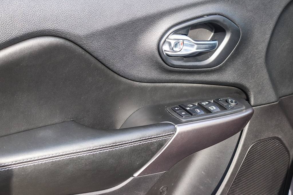 Thumbnail: 2019 Jeep Cherokee - 23