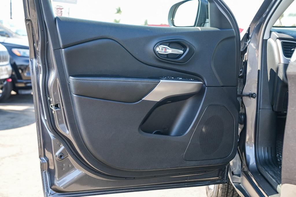 Thumbnail: 2022 Jeep Cherokee - 23