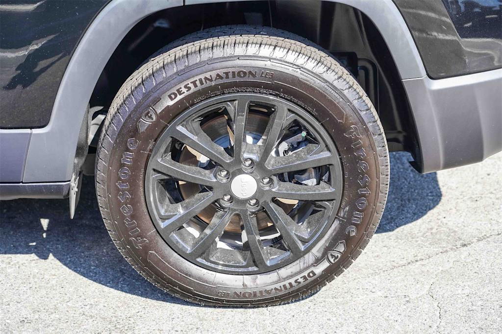 Thumbnail: 2022 Jeep Cherokee - 18