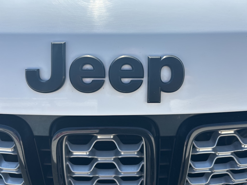 Thumbnail: 2017 Jeep Grand Cherokee - 7