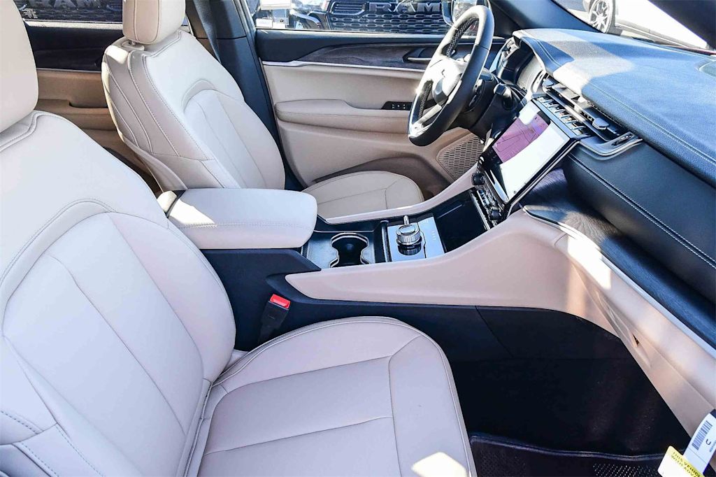 Thumbnail: 2025 Jeep Grand Cherokee - 9