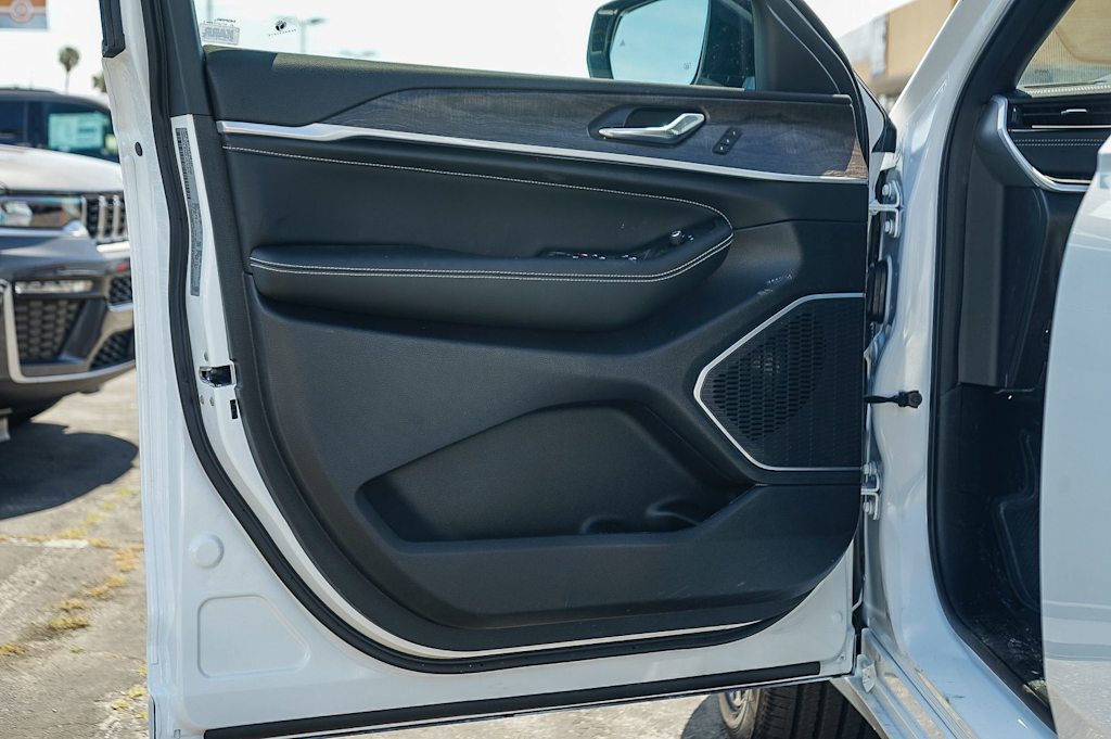 Thumbnail: 2026 Jeep Grand Cherokee - 22