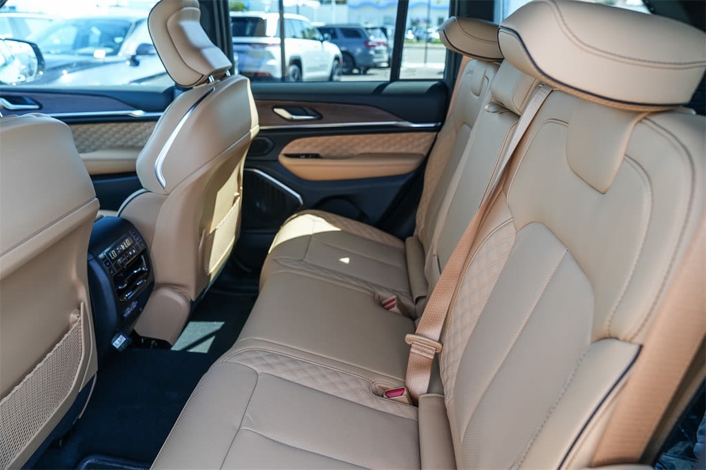 2025 Jeep Grand Cherokee Summit 11