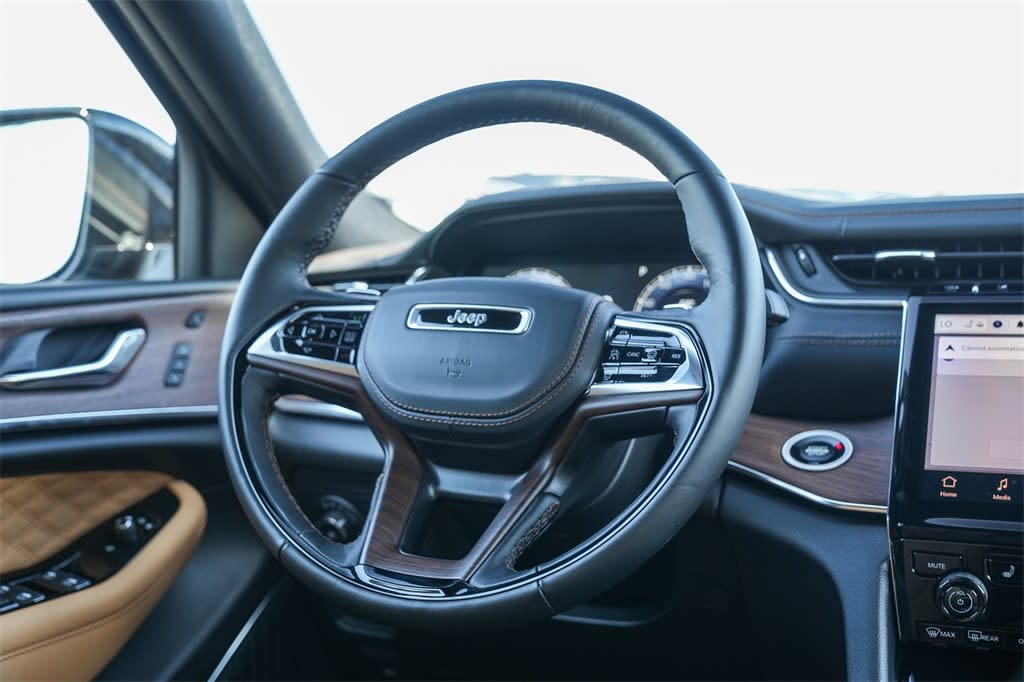 2025 Jeep Grand Cherokee Summit 12