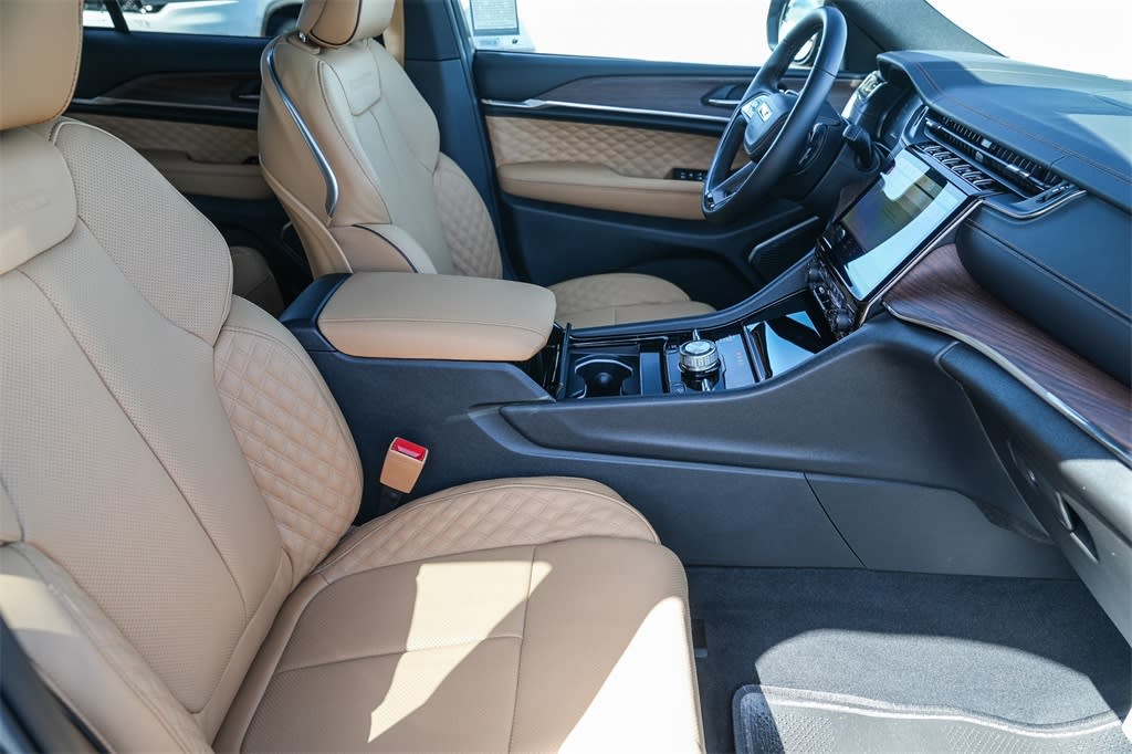 2025 Jeep Grand Cherokee Summit 9