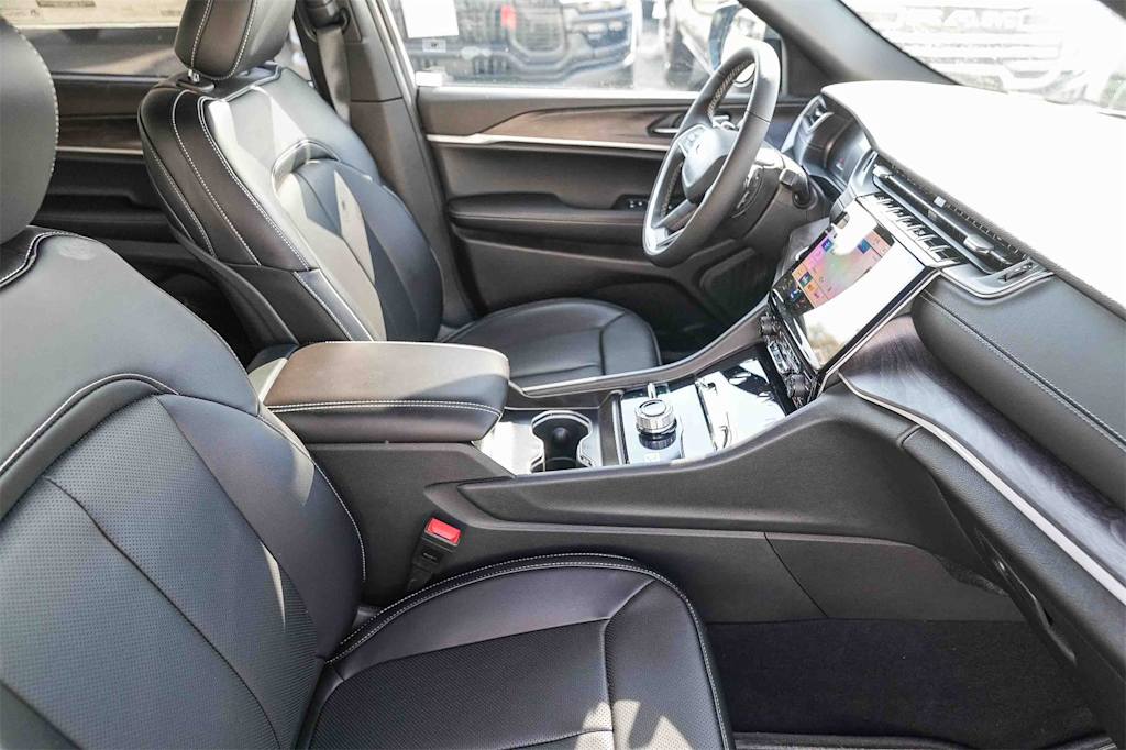 Thumbnail: 2025 Jeep Grand Cherokee L - 9