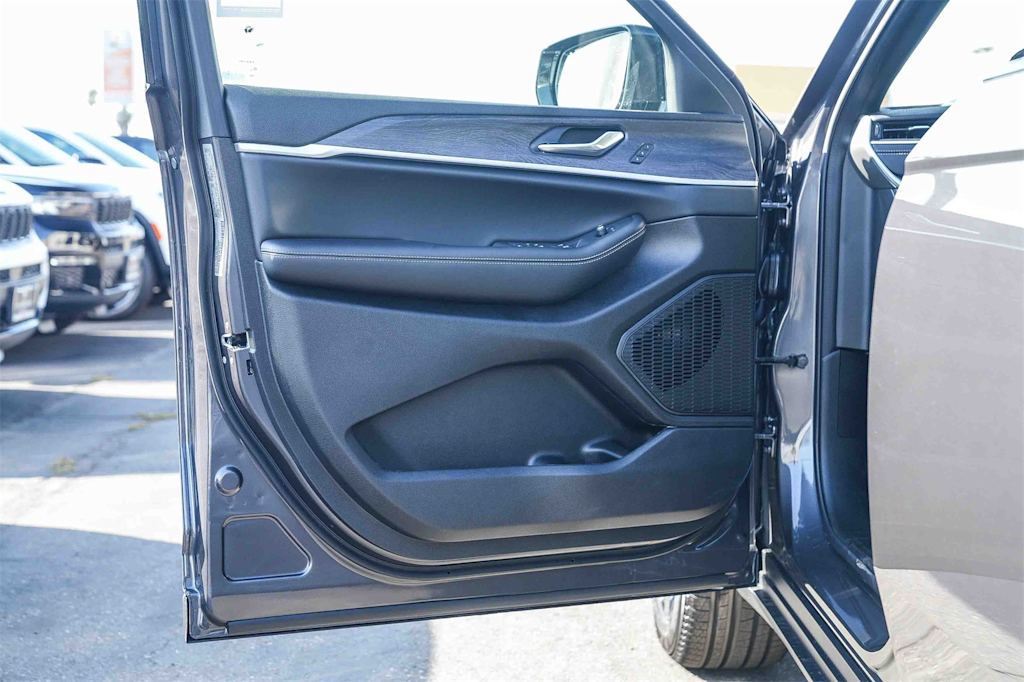 Thumbnail: 2025 Jeep Grand Cherokee L - 22