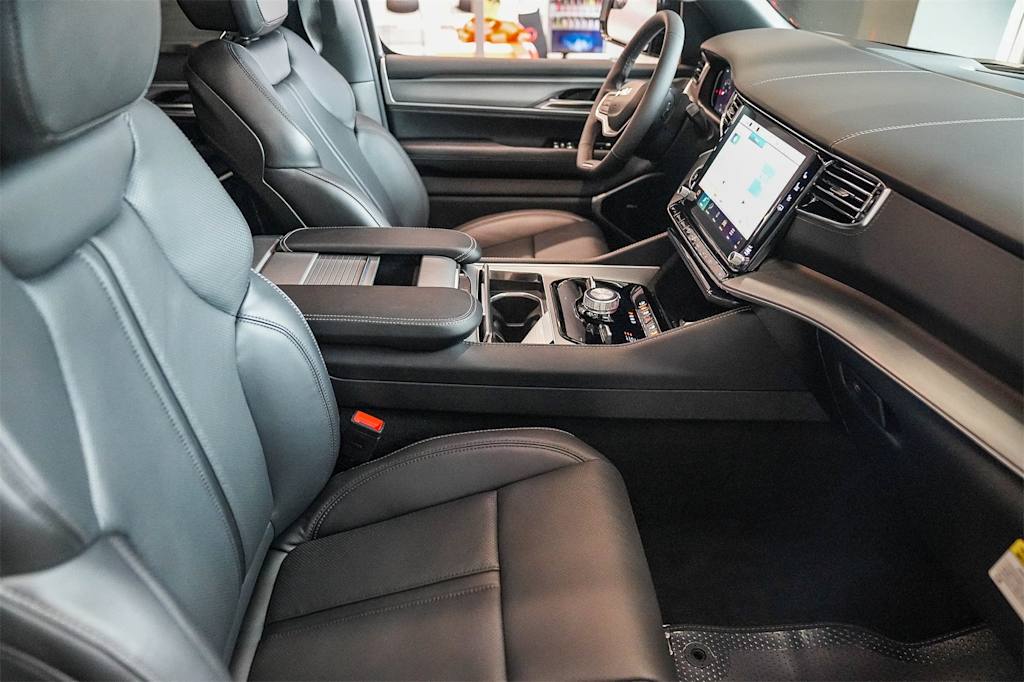 Thumbnail: 2026 Jeep Grand Wagoneer L - 9