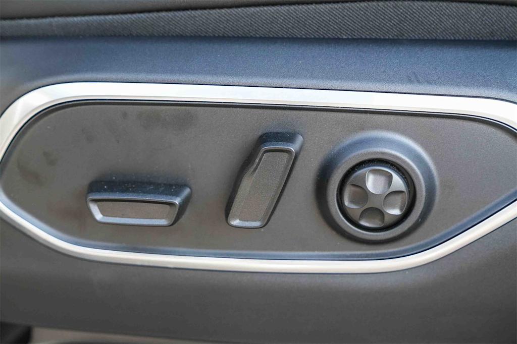 Thumbnail: 2026 Jeep Grand Wagoneer L - 24