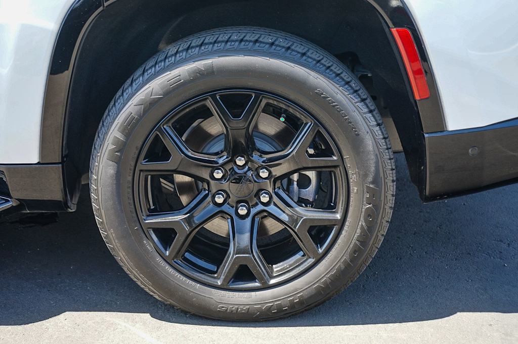 Thumbnail: 2023 Jeep Wagoneer - 18