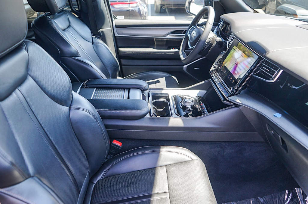 Thumbnail: 2023 Jeep Wagoneer - 9