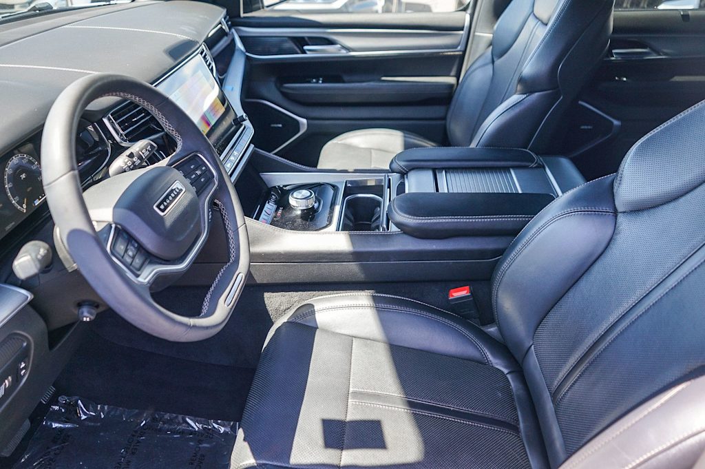 Thumbnail: 2023 Jeep Wagoneer - 10