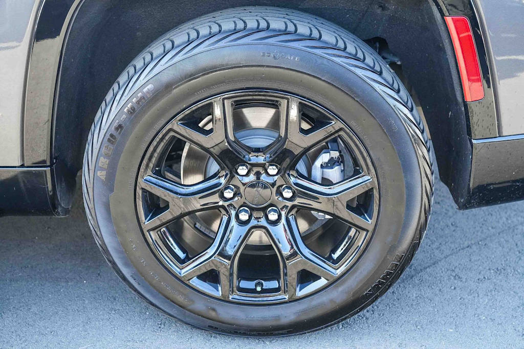 Thumbnail: 2022 Jeep Wagoneer - 16