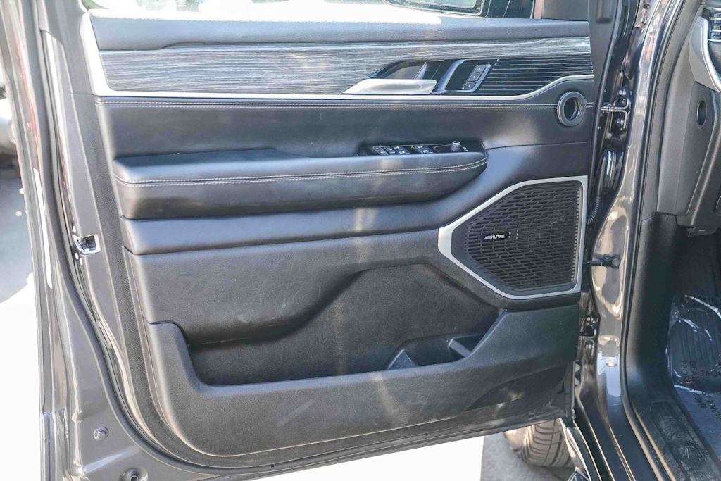 Thumbnail: 2022 Jeep Wagoneer - 18