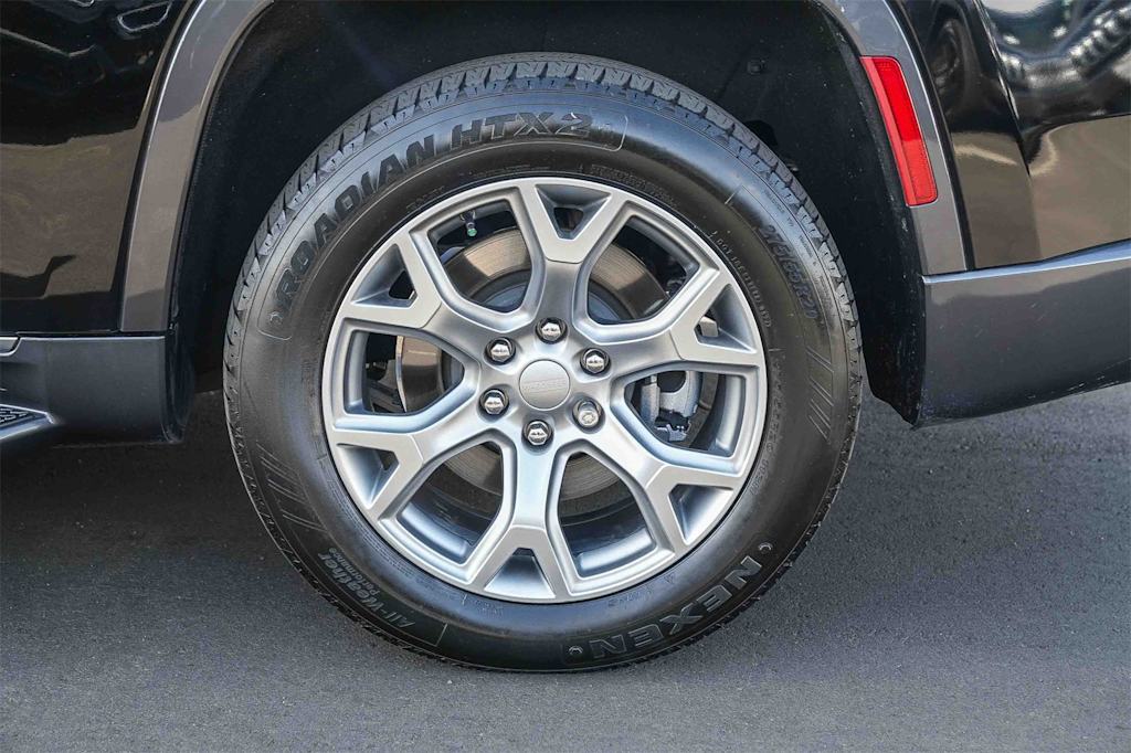 Thumbnail: 2022 Jeep Wagoneer - 18