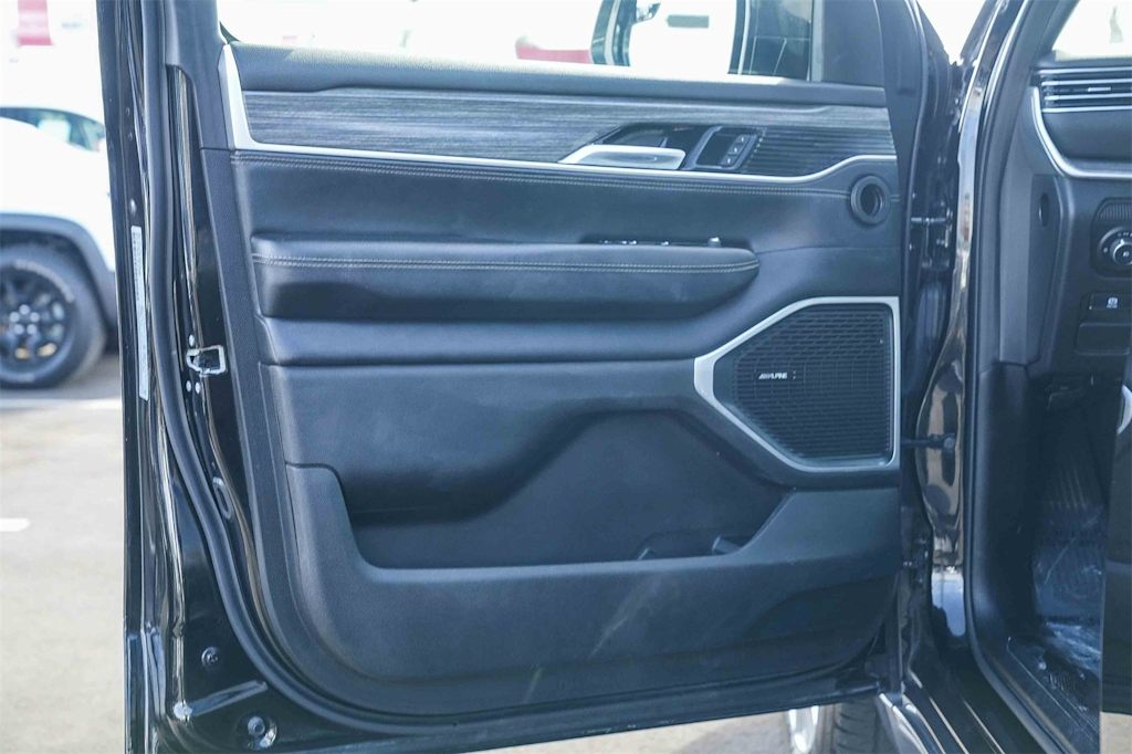 Thumbnail: 2022 Jeep Wagoneer - 20