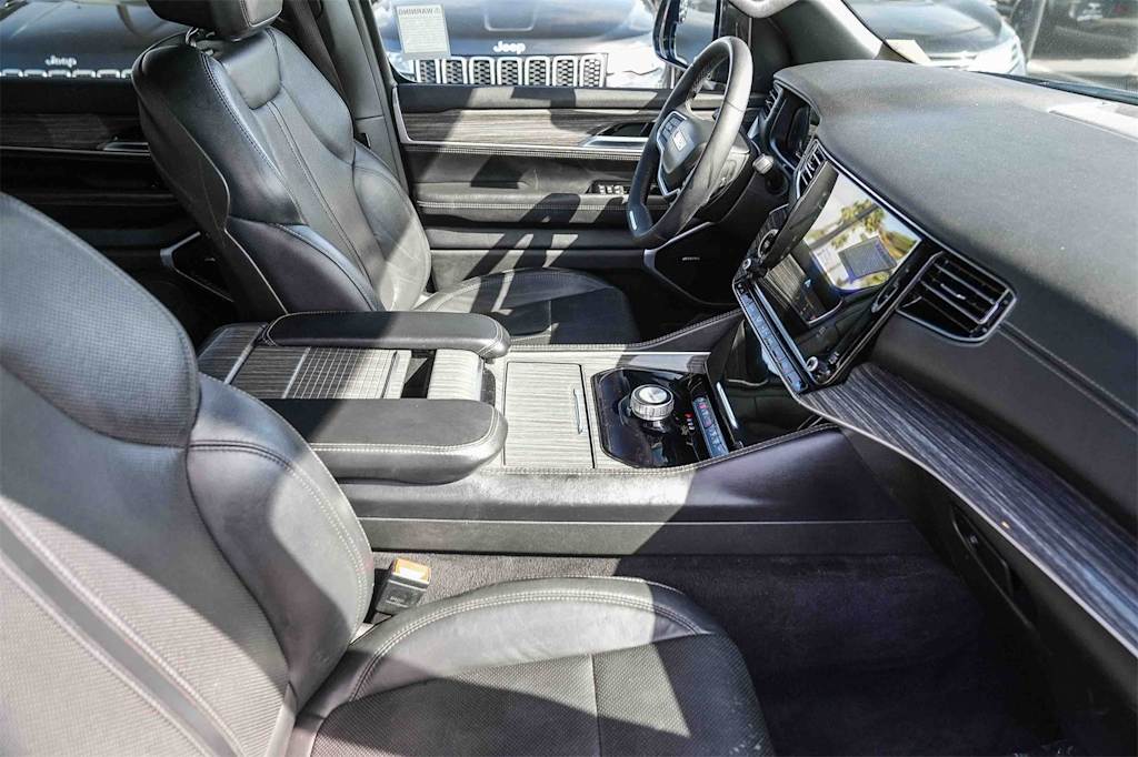 Thumbnail: 2022 Jeep Wagoneer - 8
