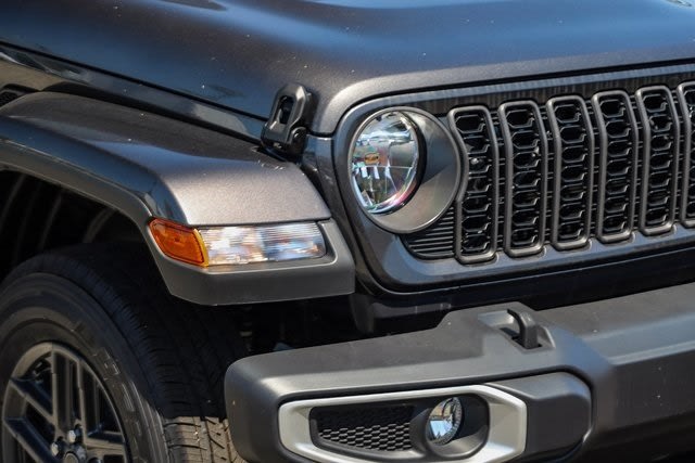 2024 Jeep Gladiator Sport 19