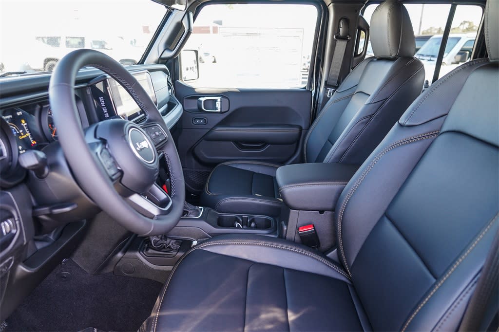 Thumbnail: 2025 Jeep Gladiator - 10