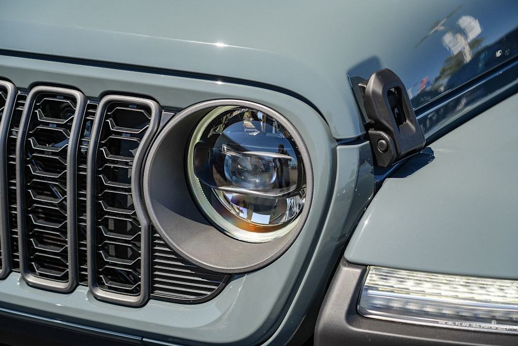 Thumbnail: 2026 Jeep Gladiator - 17