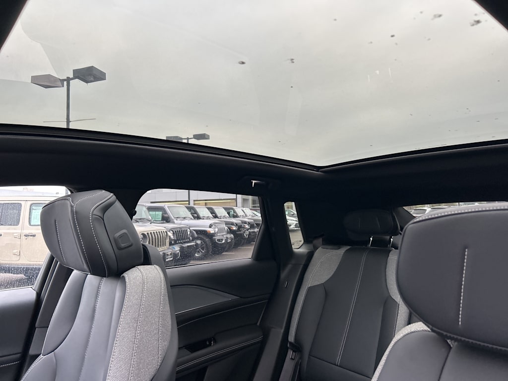 Thumbnail: 2024 Cadillac Lyriq - 30