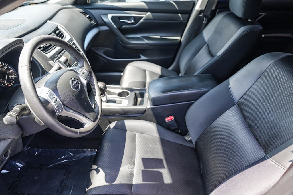 Thumbnail: 2017 Nissan Altima - 9