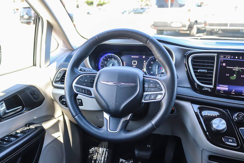 Thumbnail: 2022 Chrysler Pacifica - 8