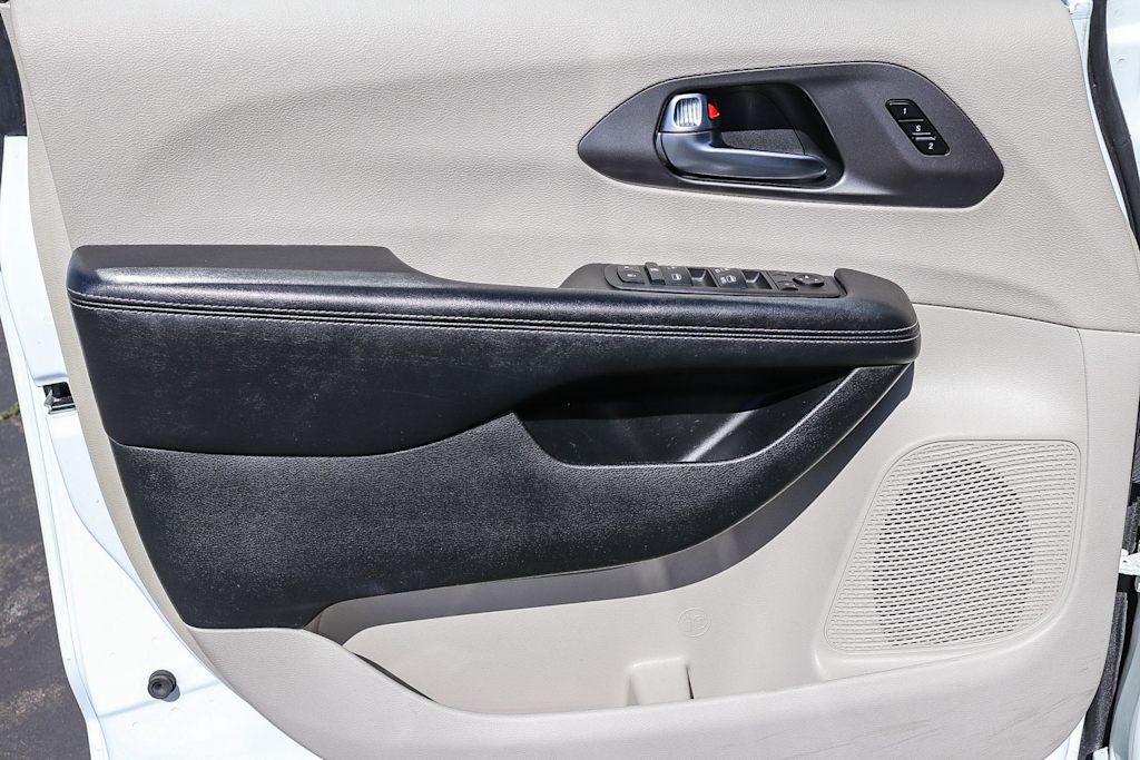 Thumbnail: 2022 Chrysler Pacifica - 25