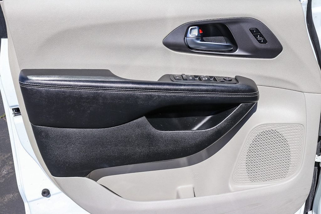 Thumbnail: 2022 Chrysler Pacifica - 25