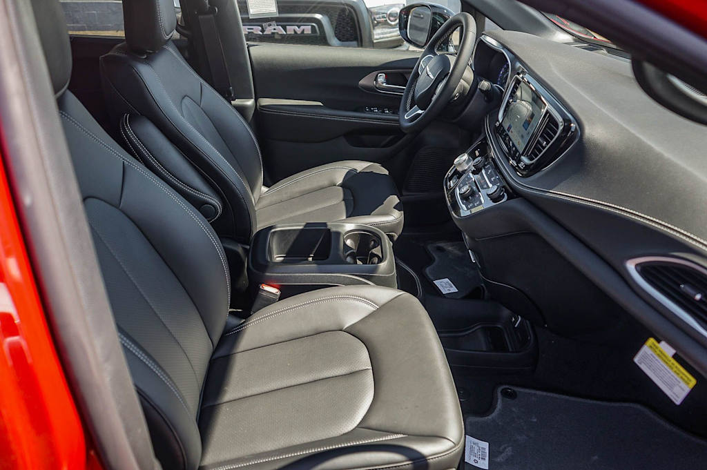 Thumbnail: 2026 Chrysler Pacifica - 9