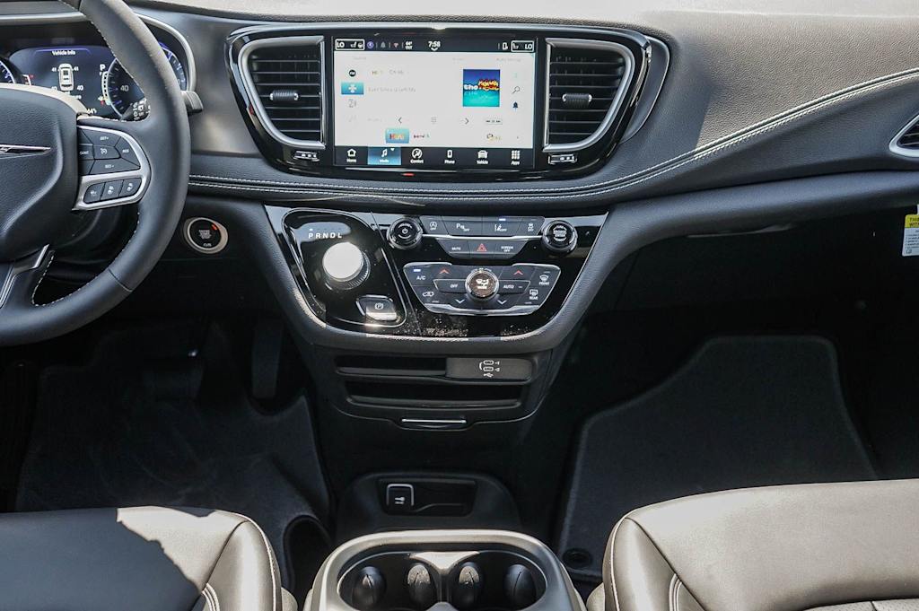 Thumbnail: 2026 Chrysler Pacifica - 8