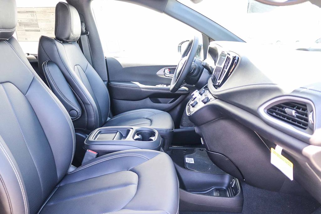 Thumbnail: 2027 Chrysler Pacifica - 9