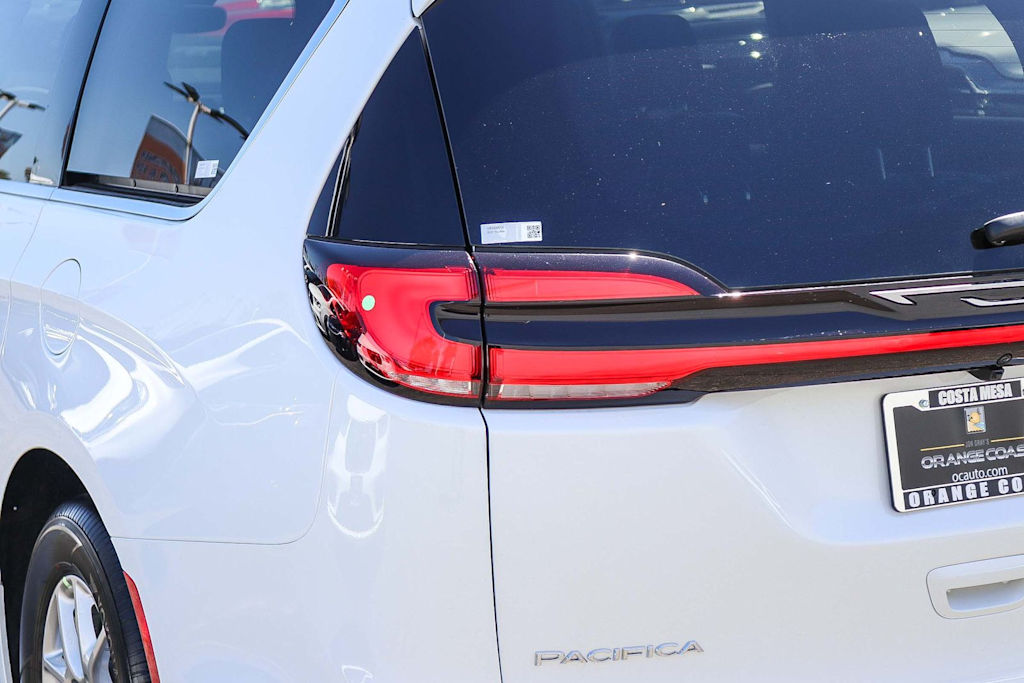 Thumbnail: 2027 Chrysler Pacifica - 18
