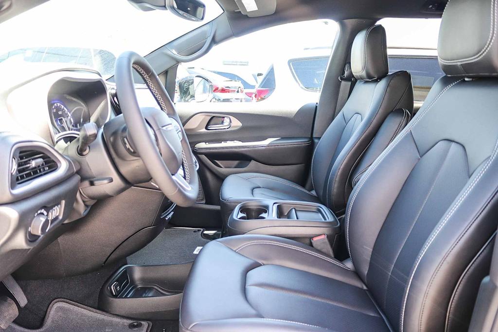 Thumbnail: 2027 Chrysler Pacifica - 10