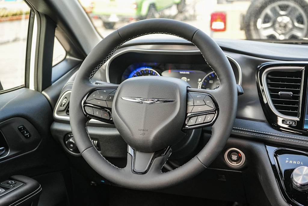 Thumbnail: 2026 Chrysler Pacifica - 8
