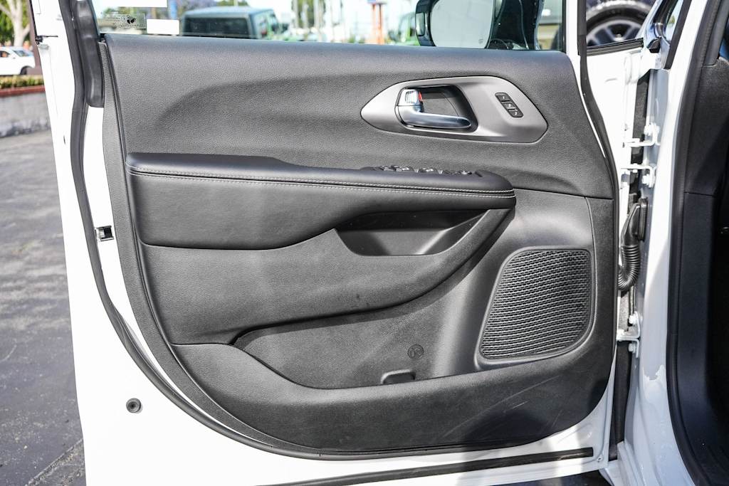 Thumbnail: 2026 Chrysler Pacifica - 25