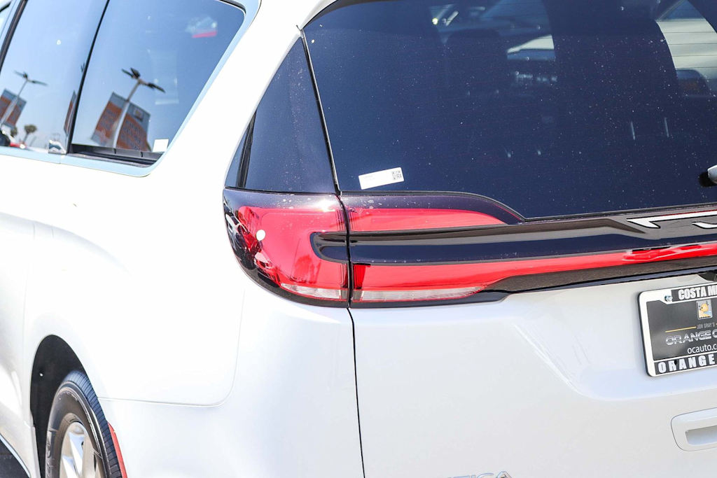 Thumbnail: 2027 Chrysler Pacifica - 18