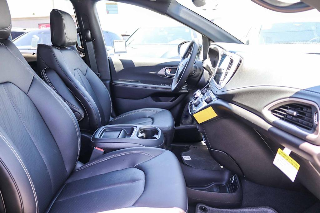 Thumbnail: 2027 Chrysler Pacifica - 10