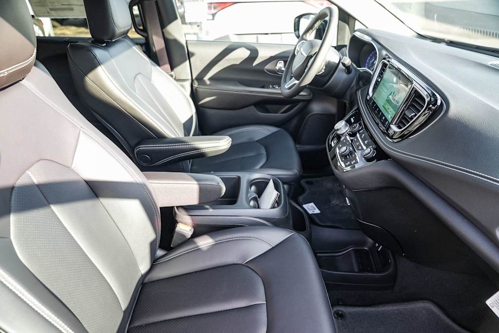 Thumbnail: 2026 Chrysler Pacifica - 9