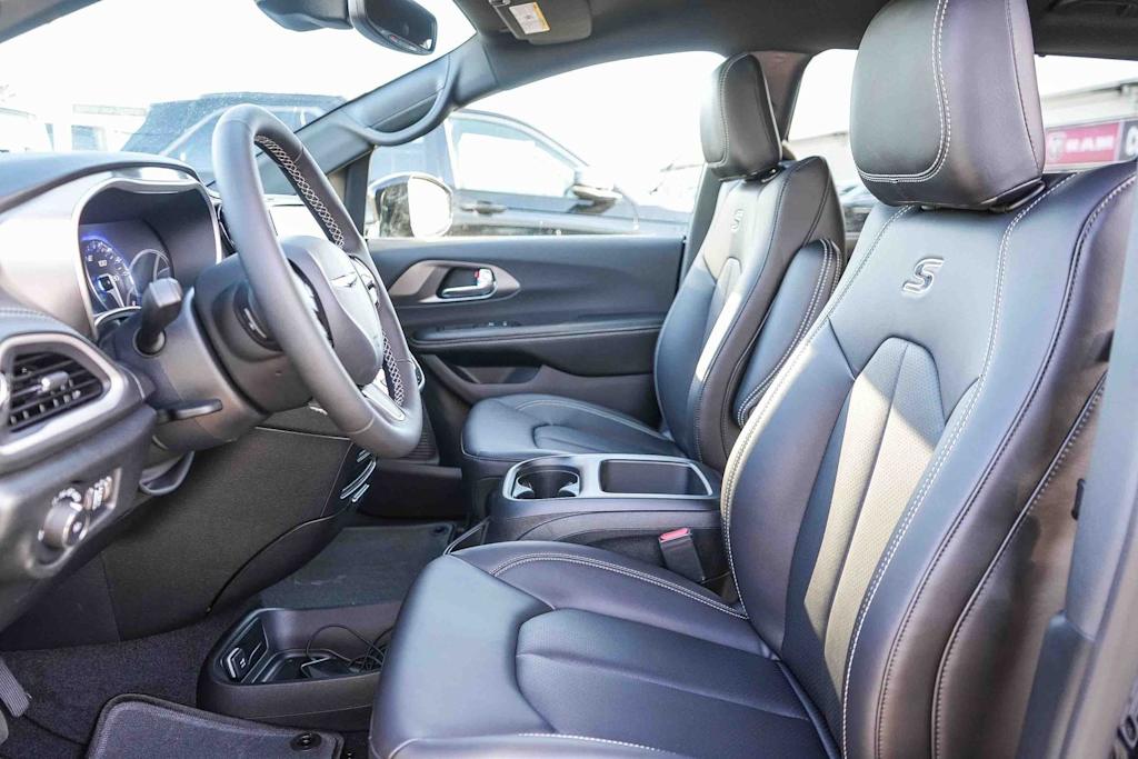 Thumbnail: 2026 Chrysler Pacifica - 11