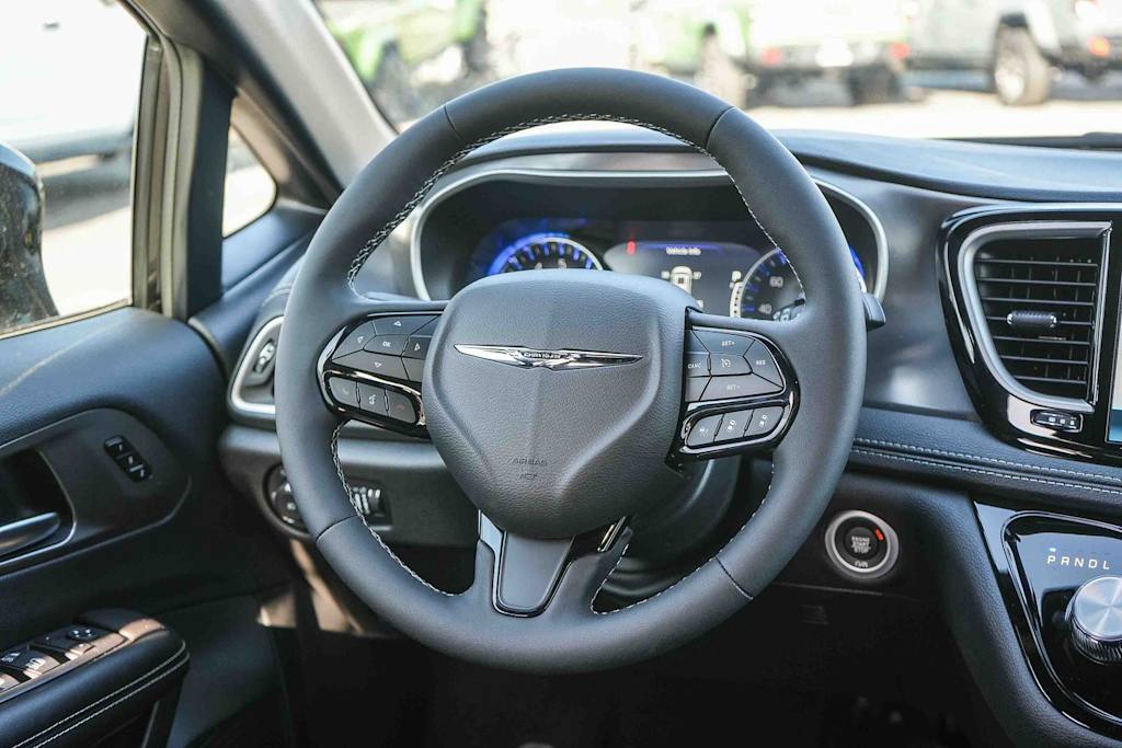 Thumbnail: 2026 Chrysler Pacifica - 9