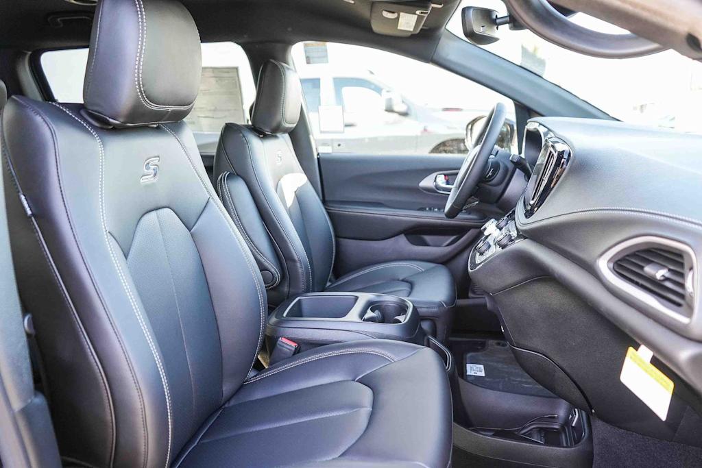 Thumbnail: 2026 Chrysler Pacifica - 10