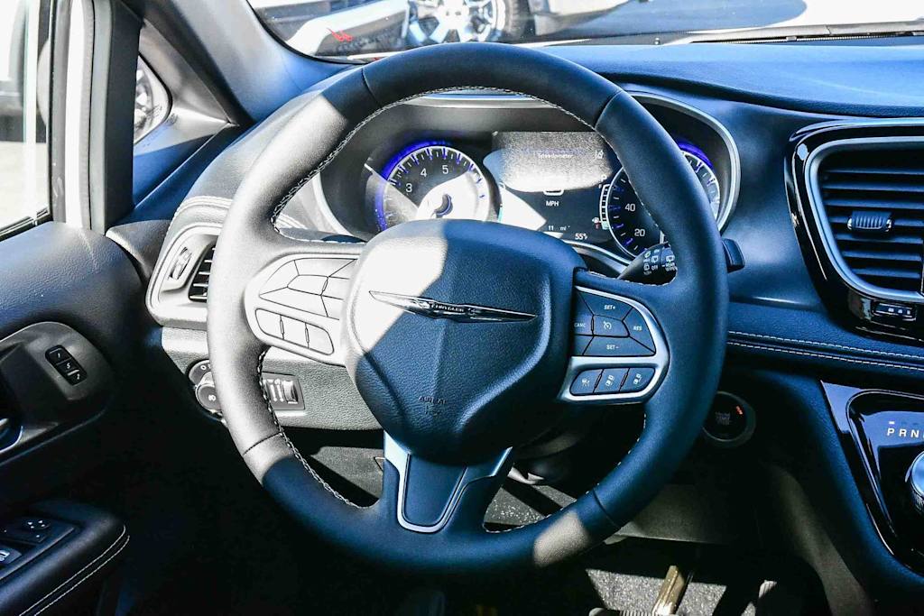 Thumbnail: 2026 Chrysler Pacifica - 8
