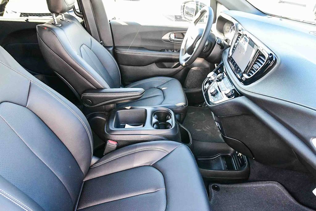 Thumbnail: 2026 Chrysler Pacifica - 9