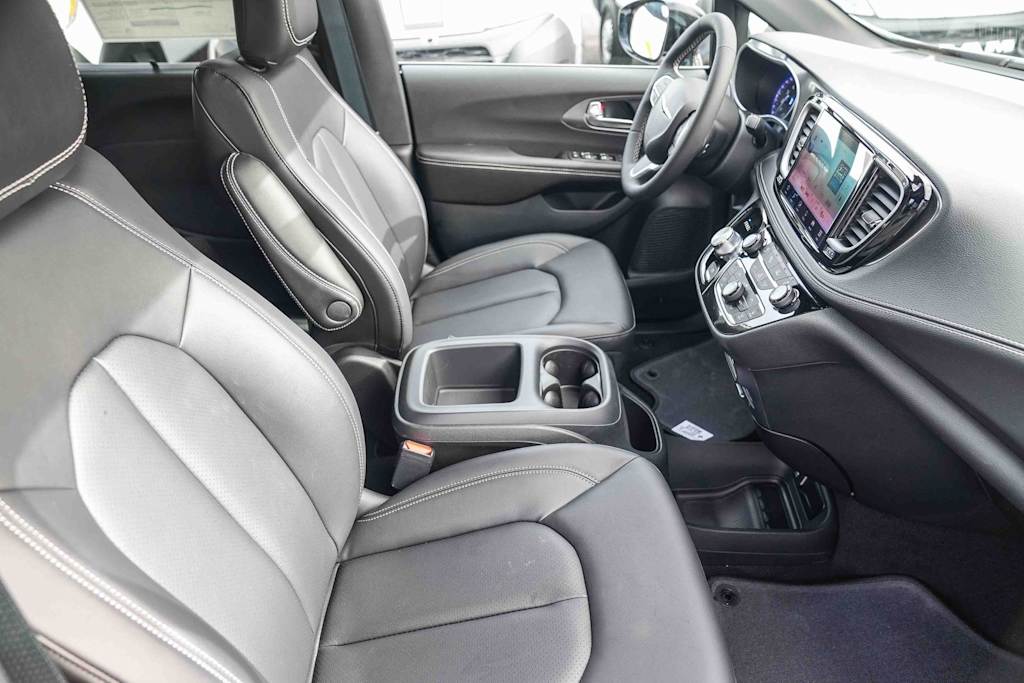Thumbnail: 2026 Chrysler Pacifica - 9